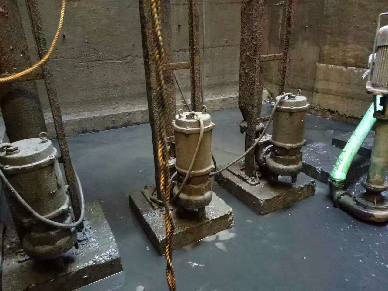 沿滩污水池清理