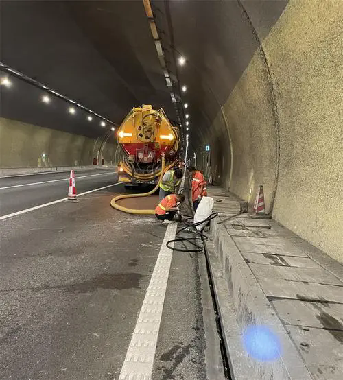 沿滩隧道排水渠清淤